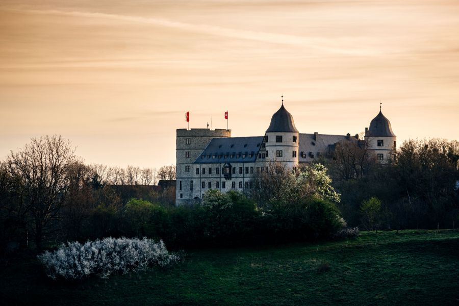 Das Warten hat ein Ende: Die Wewelsburg ist ab Donnerstag, 7. Mai, wieder geöffnet. Bildnachweis: Besim Mazhiqi. (©Kreismuseum Wewelsburg)